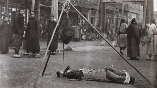 【jpg清晰版】1912年北京兵变中被斩首的暴民曝尸.jpg