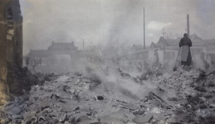 【jpg清晰版】1912年北京兵变中被焚毁的房屋闷燃废墟.jpg