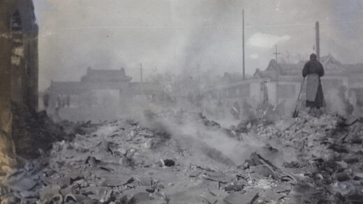 【jpg清晰版】1912年北京兵变中被焚毁的房屋闷燃废墟.jpg