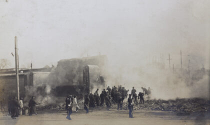 【jpg清晰版】1912年北京兵变后清理闷燃的废墟.jpg