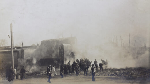 【jpg清晰版】1912年北京兵变后清理闷燃的废墟.jpg