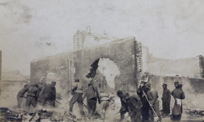 【jpg清晰版】1912年北京兵变后翻查余烬的场景.jpg
