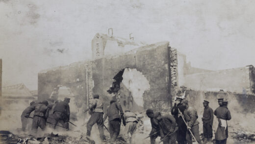 【jpg清晰版】1912年北京兵变后翻查余烬的场景.jpg