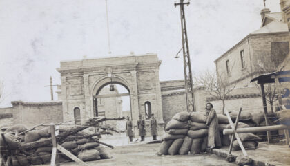 【jpg清晰版】1912年北京兵变期间美国公使馆外的路障.jpg