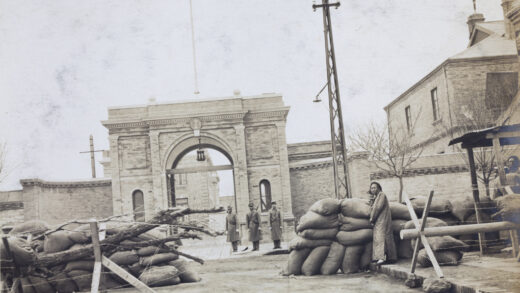 【jpg清晰版】1912年北京兵变期间美国公使馆外的路障.jpg