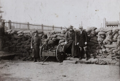 【jpg清晰版】1912年北京兵变美国公使馆附近用沙袋封锁的使馆街.jpg