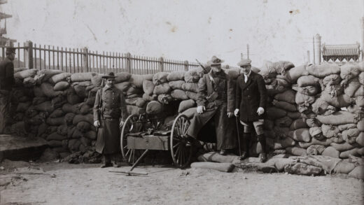 【jpg清晰版】1912年北京兵变美国公使馆附近用沙袋封锁的使馆街.jpg