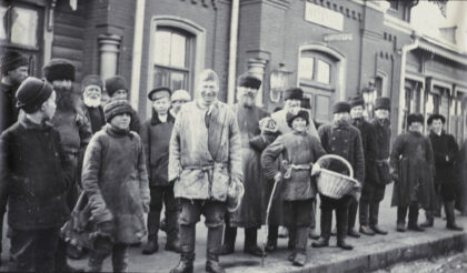 【jpg清晰版】1913年车站站台上等候的乘客.jpg
