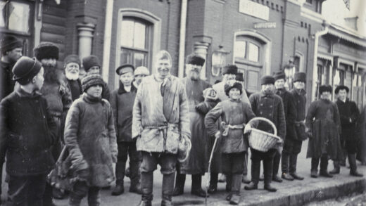【jpg清晰版】1913年车站站台上等候的乘客.jpg