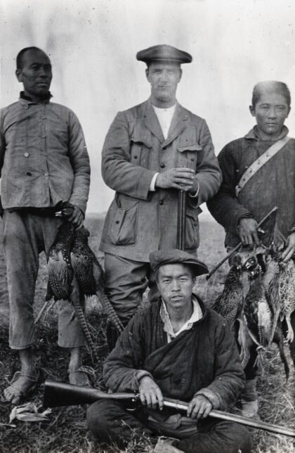 【jpg清晰版】1916年奥利弗·海伍德·休姆与中国仆人和死去的野鸡安庆附近.jpg
