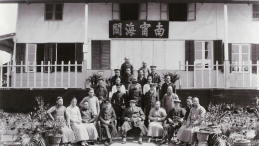 【jpg清晰版】1918年南宁海关外的海关工作人员.jpg