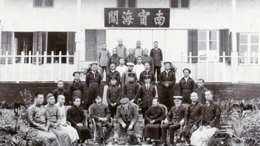 【jpg清晰版】1918年南宁海关外的海关工作人员.jpg