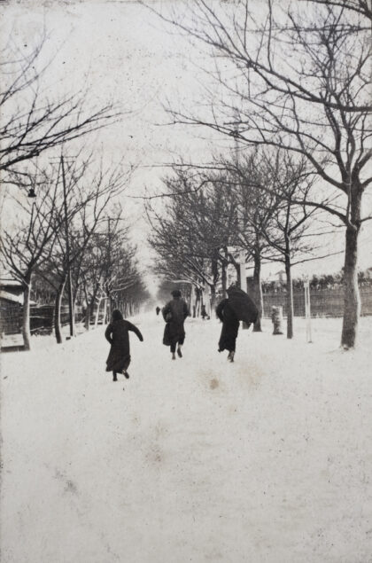【jpg清晰版】1919年2月三个人在上海虹口雪后的通山路奔跑.jpg
