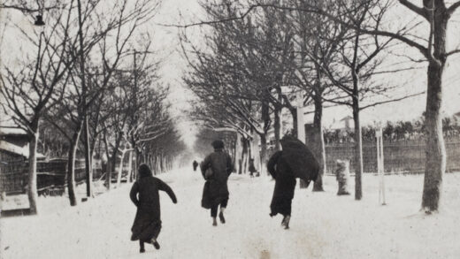 【jpg清晰版】1919年2月三个人在上海虹口雪后的通山路奔跑.jpg
