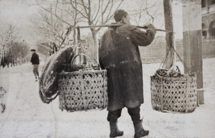 【jpg清晰版】1919年2月虹口区通山路雪地小贩上海.jpg
