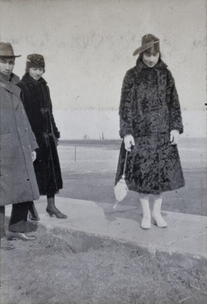 【jpg清晰版】1920年2月汤姆·哈钦森与两名身份不明的年轻女子在吴淞.jpg