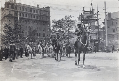 【jpg清晰版】1920年上海帝国日阅兵中的英国军官与孟加拉枪骑兵骑兵队.jpg
