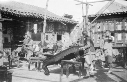 【jpg清晰版】1920年北京家具店.jpg