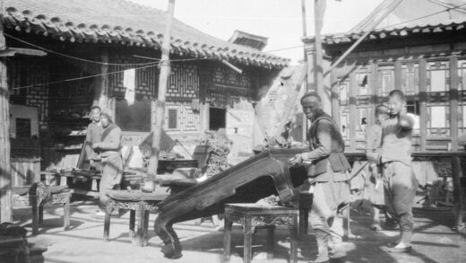 【jpg清晰版】1920年北京家具店.jpg