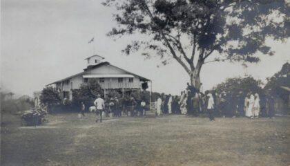 【jpg清晰版】1920年南宁海关附近焚烧鸦片.jpg