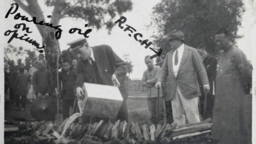 【jpg清晰版】1920年南宁焚烧鸦片.jpg