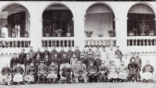 【jpg清晰版】1921年南宁海关关长公馆外的海关人员.jpg