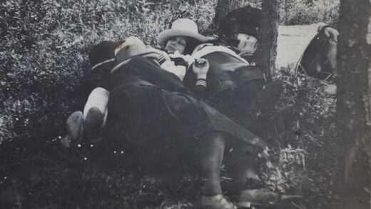 【jpg清晰版】1922年4月玛吉·哈钦森和梅布尔·帕克与其他朋友在昆山附近的小树林里打盹.jpg