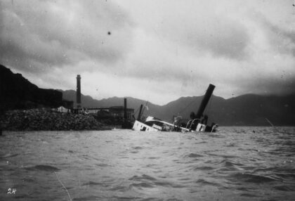 【jpg清晰版】1923年8月台风中沉没的s.s.chungon号香港九龙湾.jpg