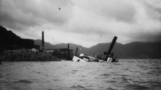 【jpg清晰版】1923年8月台风中沉没的s.s.chungon号香港九龙湾.jpg