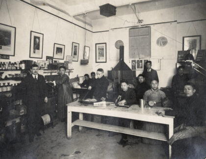【jpg清晰版】1923年上海柯达专业学校的托马斯·克雷林与学生.jpg