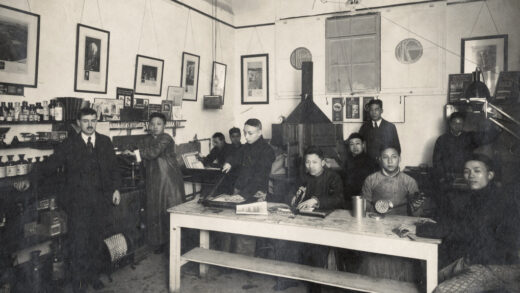 【jpg清晰版】1923年上海柯达专业学校的托马斯·克雷林与学生.jpg