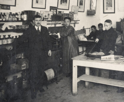 【jpg清晰版】1923年上海柯达专业学校的汤米·克雷林与学生.jpg