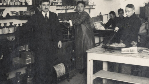 【jpg清晰版】1923年上海柯达专业学校的汤米·克雷林与学生.jpg