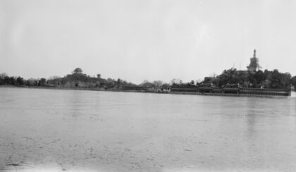 【jpg清晰版】1923年北京北海白塔与公园.jpg