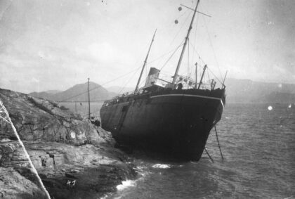 【jpg清晰版】1923年台风驱使s.s.suntak号搁浅在香港青洲岛.jpg