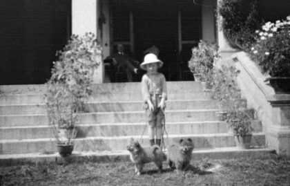 【jpg清晰版】1924 1925年上海一个孩子与松狮犬（hazelwood）.jpg