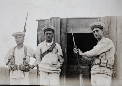 【jpg清晰版】1924年上海意大利皇家海军利比亚号水兵持步枪在检查站.jpg
