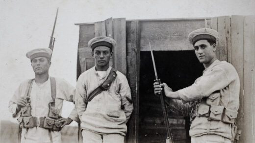 【jpg清晰版】1924年上海意大利皇家海军利比亚号水兵持步枪在检查站.jpg
