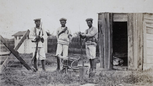 【jpg清晰版】1924年上海意大利皇家海军利比亚号水兵携步枪与水冷式机枪驻守检查站.jpg