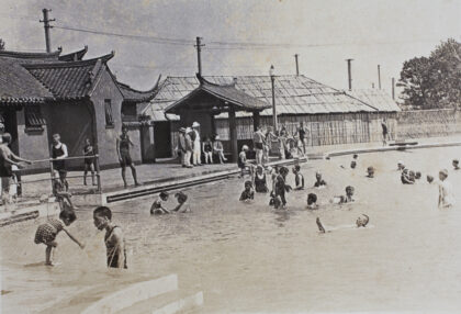 【jpg清晰版】1924年上海虹口露天泳池的家人与朋友们.jpg