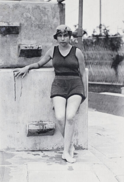 【jpg清晰版】1924年上海虹口露天泳池身穿泳衣头戴泳帽的年轻女子.jpg