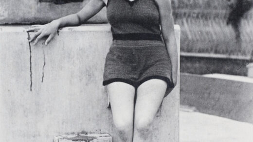【jpg清晰版】1924年上海虹口露天泳池身穿泳衣头戴泳帽的年轻女子.jpg