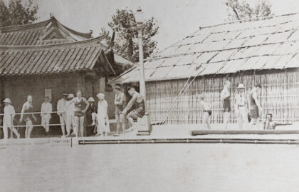 【jpg清晰版】1924年上海虹口露天游泳池.jpg
