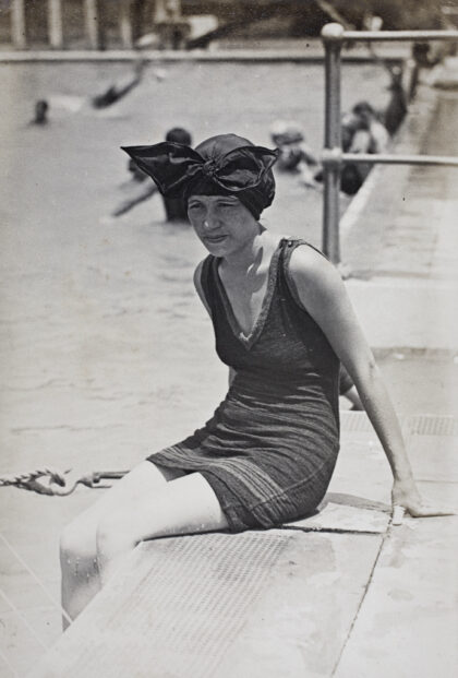 【jpg清晰版】1924年上海虹口露天游泳池一位身份不明的女子身着泳装、头戴泳帽.jpg