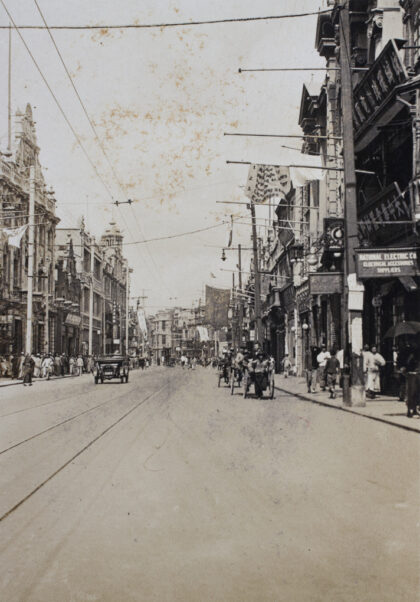 【jpg清晰版】1925年6月2日上海南京路上的商店、行人、黄包车和一辆汽车.jpg