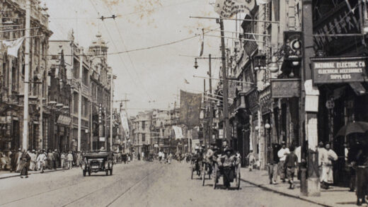 【jpg清晰版】1925年6月2日上海南京路上的商店、行人、黄包车和一辆汽车.jpg