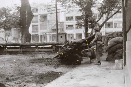 【jpg清晰版】1925年6月广州某建筑周围的士兵与防御工事.jpg