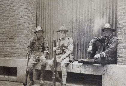 【jpg清晰版】1925年上海北京路分驻所两名法军安南（越南）籍警卫与上海万国商团美国连队的基恩先生.jpg