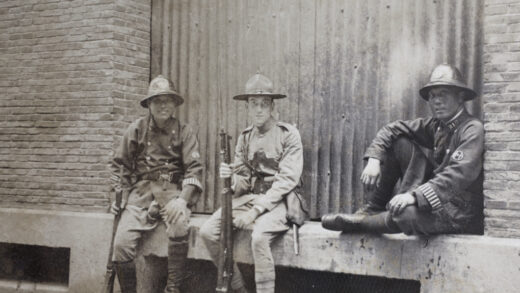 【jpg清晰版】1925年上海北京路分驻所两名法军安南（越南）籍警卫与上海万国商团美国连队的基恩先生.jpg