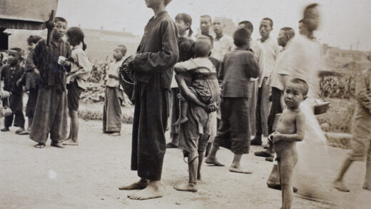 【jpg清晰版】1925年上海华兴路电车棚附近儿童和年轻人聚集在卡车旁领取大米.jpg